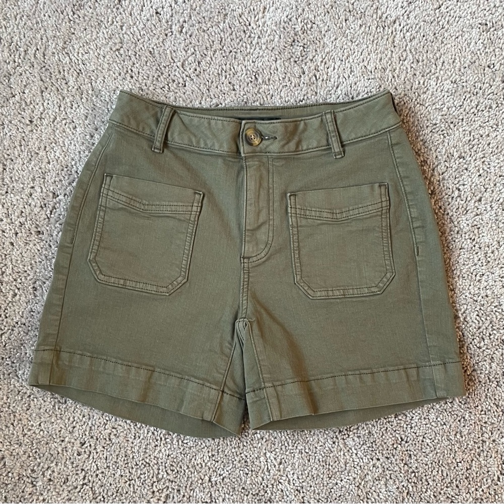 Simply Vera Vera Wang Green Shorts Size 2 Medium Rise Pockets Button Zip Closure